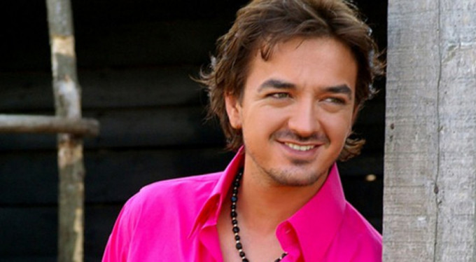 Ünlü şarkıcı konserini erteledi