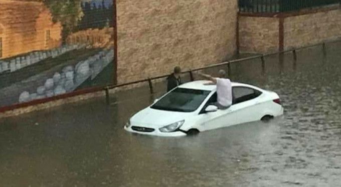 Bursa'da sel yolları göle çevirdi