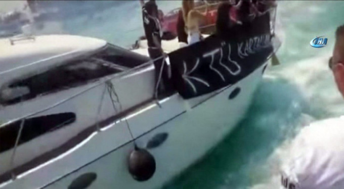 Kutlamalardaki teknelerin kaza anı kameralarda