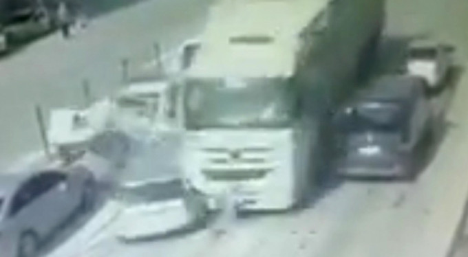 8 aracı ezdi! Dehşet anları kamerada