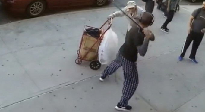 Vicdansız genç yaşlı adama saldırdı