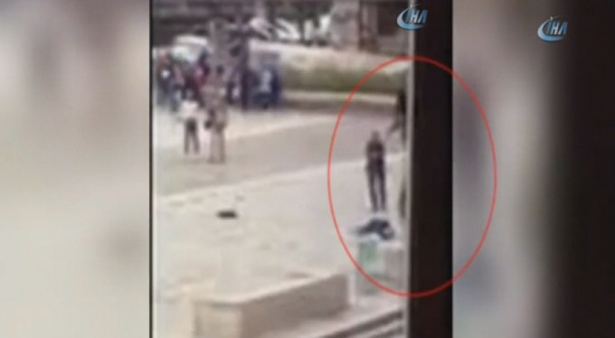 Çekiçli ve silahlı saldırgan kameralarda