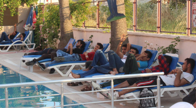 Suriyeli mülteciler havuz başında