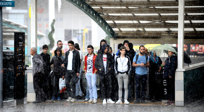 Bursa sele kapıldı, sabah saatlerinde hayat felç oldu.