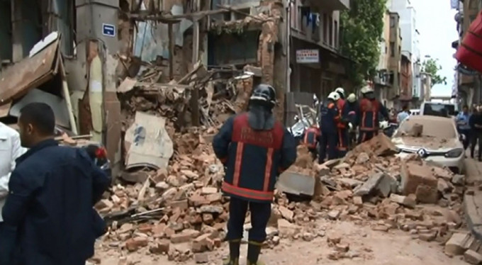 Faciadan dönüldü! Binanın çökme anı kamerada