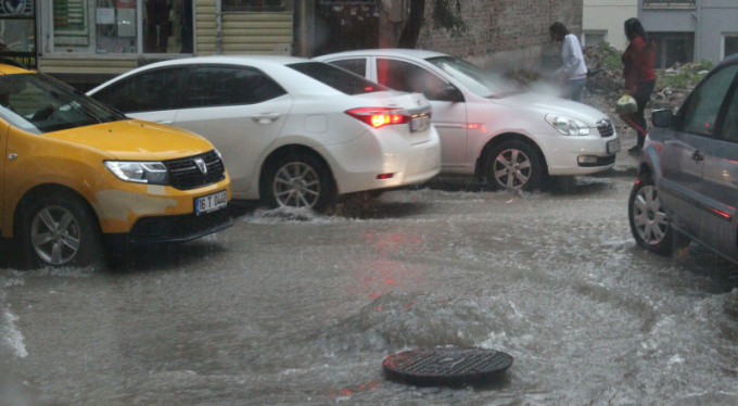 Bursa'da yollar nehre döndü