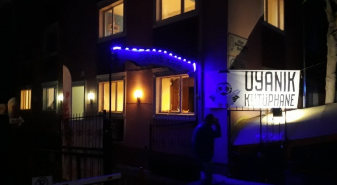 Parti amblemi için taşlar, bıçaklarla birbirlerine girdiler