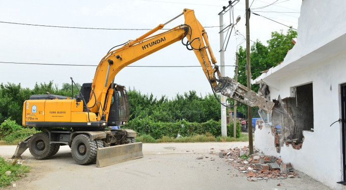 Bursa'da kaçak yapı yıkımı