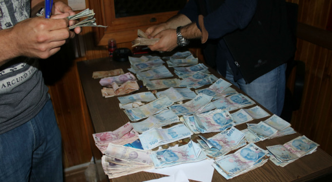 Cami önündeki dilenciden bakın kaç para çıktı