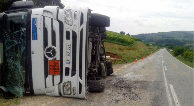 Bursa'da asit yüklü tır devrildi