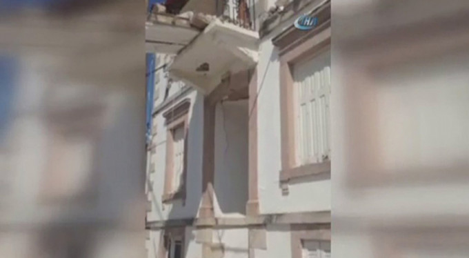 Deprem binaları yıktı