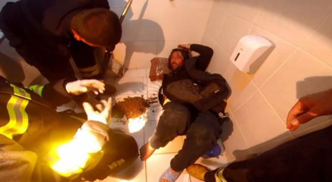 Telefonu tuvalete düşürdü! Sonrası facia