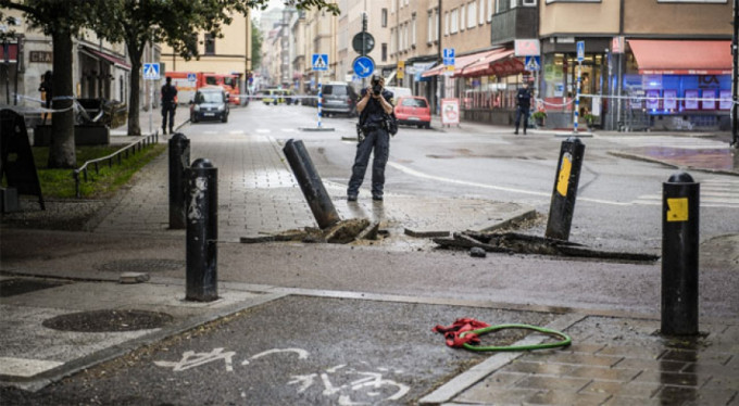 Stockholm'de kamyonet yayaların arasına daldı