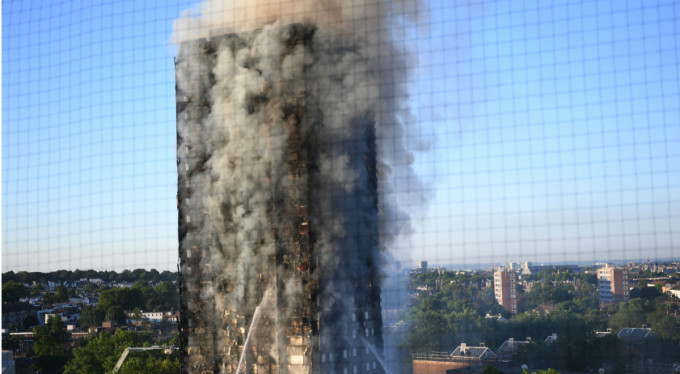 Londra'da yanan binanın çökme riski...