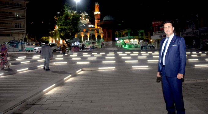 15 Temmuz Demokrasi Meydanı ışıl ışıl