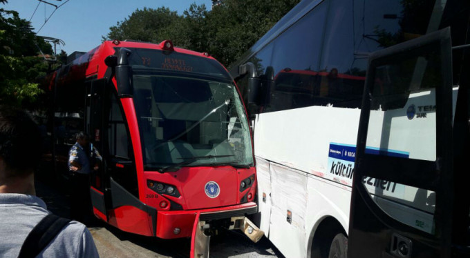 İpekböceği ile otobüs çarpıştı, trafik böyle kilitlendi