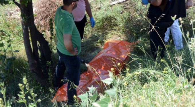 Ellerini iple bağlayıp kanala atmışlar