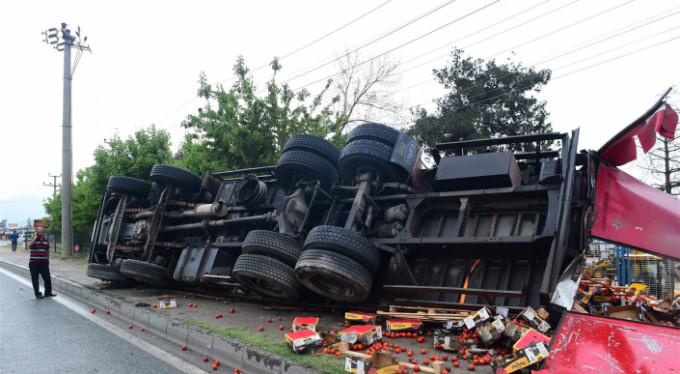 Bursa'da feci kaza! Yan yatan TIR...