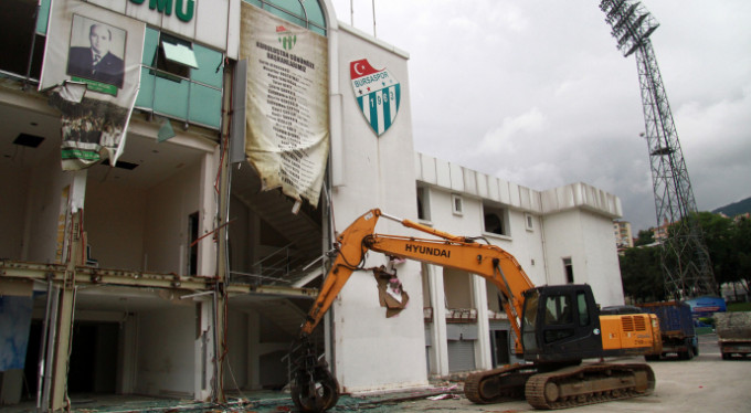 Efsane stadyumda son tribün de yıkıldı