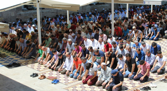 Ramazan ayının son cumasında Ulu Cami'ye akın