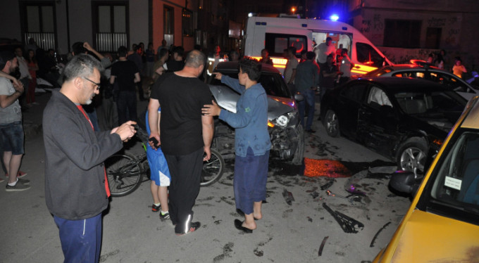 Bursa'da zincirleme kaza! Biri çocuk 6 yaralı