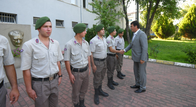 Mustafa Dündar askerler ile bayramlaştı