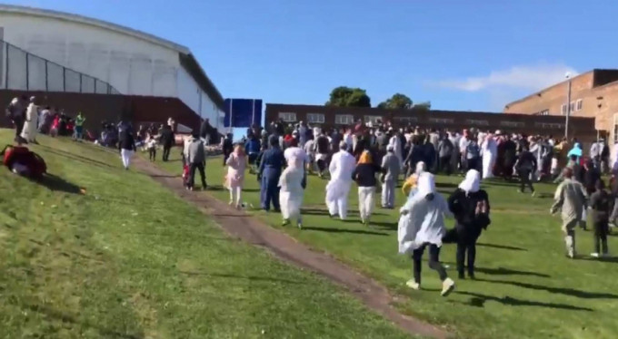 İngiltere'de araç, bayramlaşanların arasına daldı