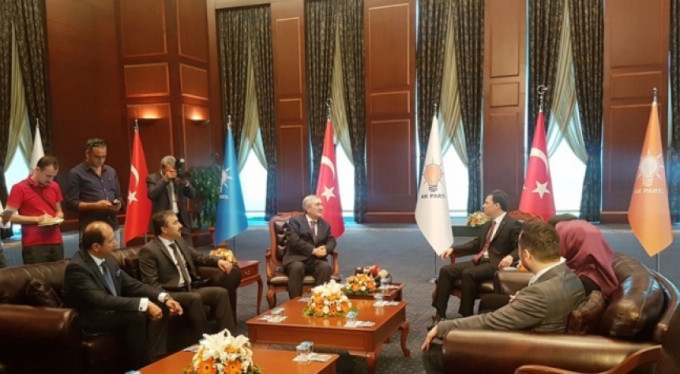 Siyasi partiler böyle bayramlaştı