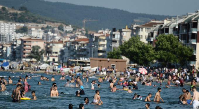 Bursa'da sıcaktan bunalan denize koştu