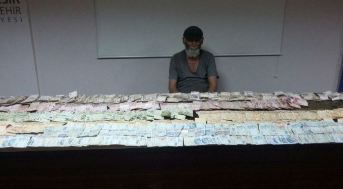 Dilencinin paralarını 8 zabıta anca saydı