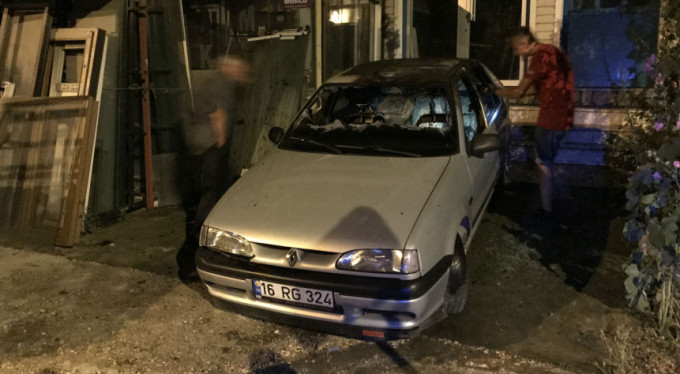 Bursa'da iki otomobil ateşe verildi!