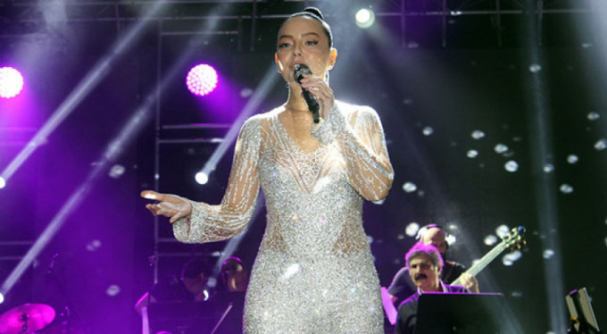 Ebru Gündeş'ten muhteşem final