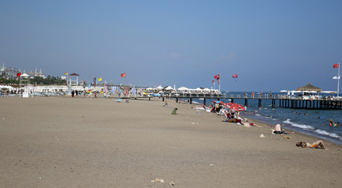 Denizde 10 kişiyi ısırdılar