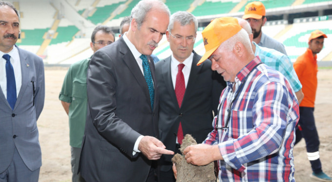 Recep Altepe'den hibrit çim çalışmalarına yakın takip