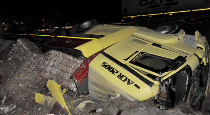 Bursa'da feci kaza! TIR devrildi, 1 ölü 1 yaralı