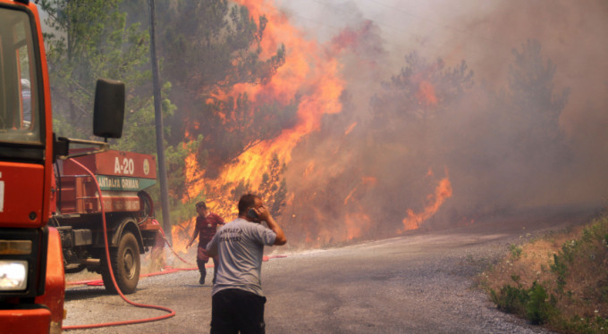 Korkutan yangın! Evler tahliye ediliyor...