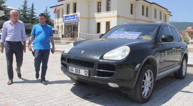 Hırsız çaldığı arabadan dert yandı