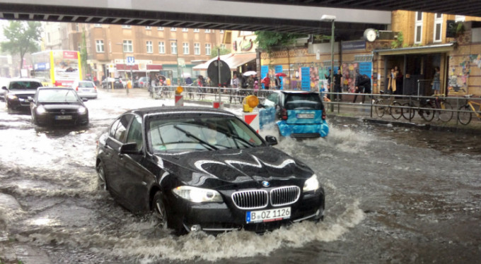 Berlin yağmura teslim! Çok sayıda kaza meydana geldi