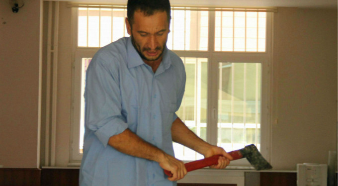 Baltalı saldırgan müftülükte terör estirdi