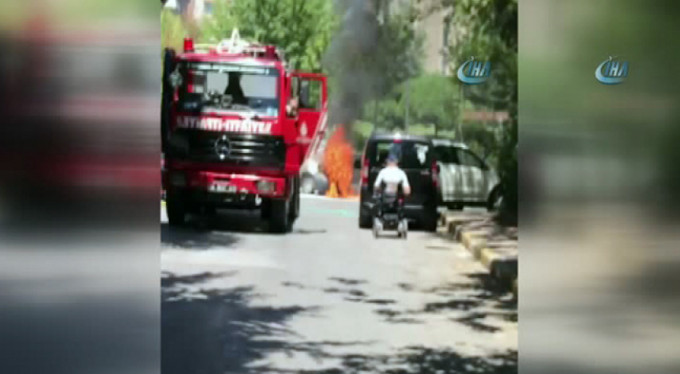 Sıcaktan araba yandı