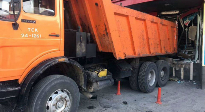 Karayolları'na ait kamyon markete girdi