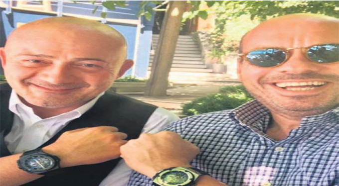 65 bin liralık Fenerbahçe saatiyle böyle poz verdi