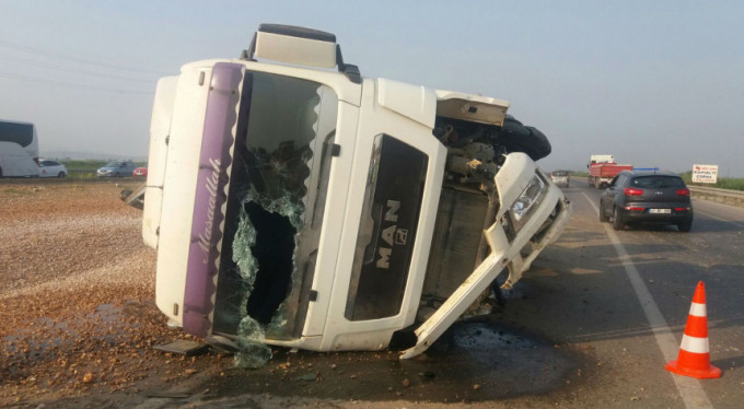 Bursa'da hafriyat kamyonu devrildi!