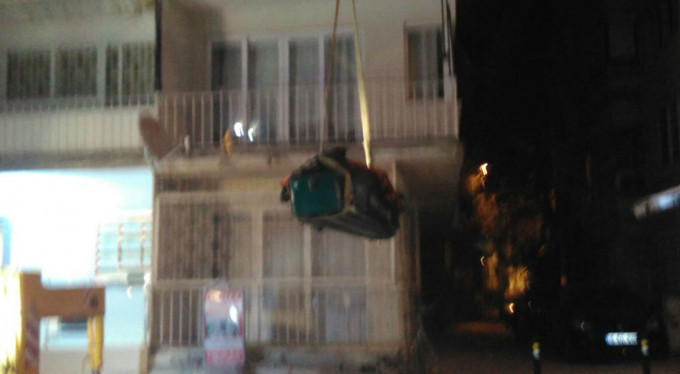 Bursa'da cenazeyi vinçle çıkarabildiler!