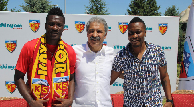 Asamoah Gyan, imzaladı