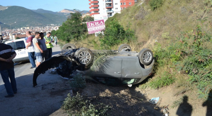 Bursa'da feci kaza! Takla atıp yağmur kanalına düştü
