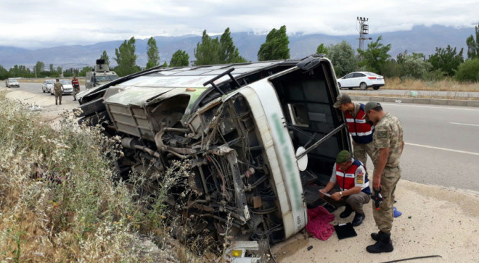 İşçileri taşıyan minibüs devrildi! 19 yaralı