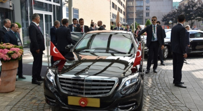 Erdoğan'ın konvoyu Hamburg'da neden bekletildi?