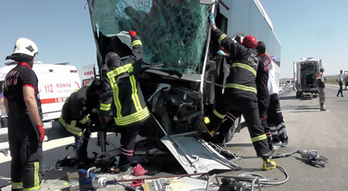 Yolcu otobüsü kepçeye çarptı