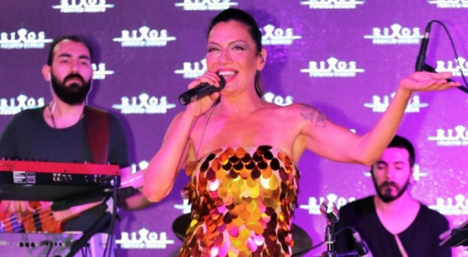 Yalın ayak konser verdi!